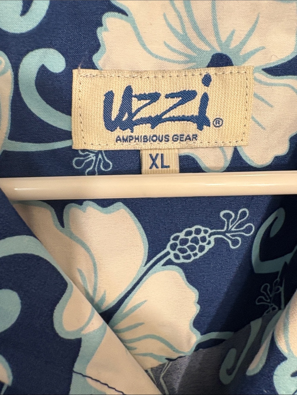 Uzzi Hawaiian Floral Button-Up Shirt in Navy & White size xl - Picture 8 of 8